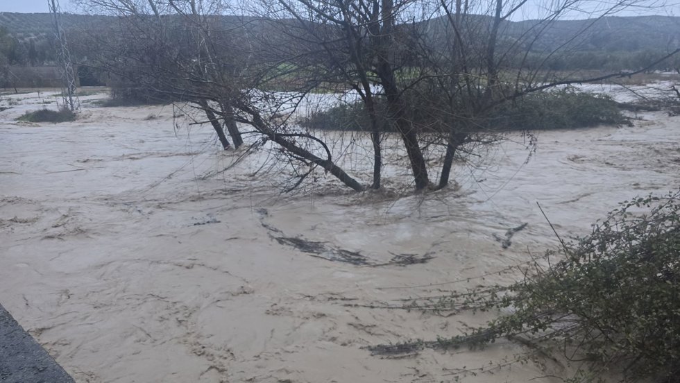 El río Hozgarganta desbordado a su paso por Jimena de la Frontera (Cádiz)