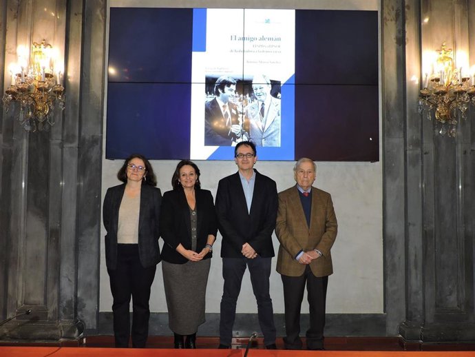Foto de familia de la presentación del libro de Antonio Muñoz Sánchez en la Casa de la Provincia.