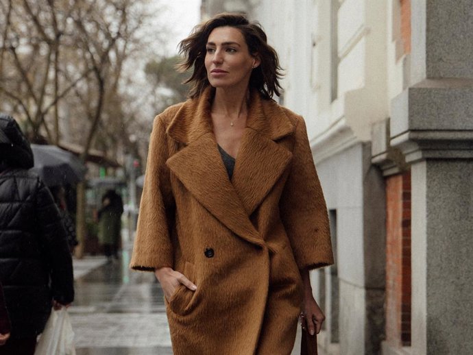 Eugenia Osborne tiene el abrigo más sofisticado del invierno: de color canela y corte 'oversize'