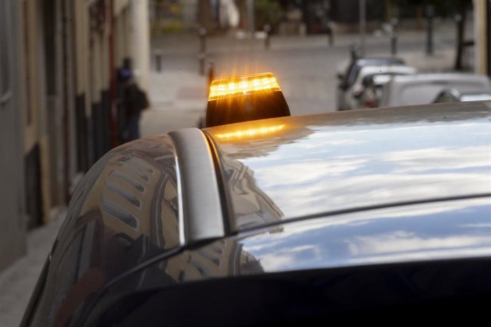 Archivo - Baliza V16 de emergencia para vehículos, a 21 de noviembre de 2025, en Madrid (España). 