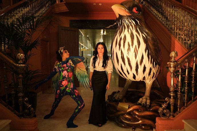 Yubo con su escultura de la Cigua Palmera