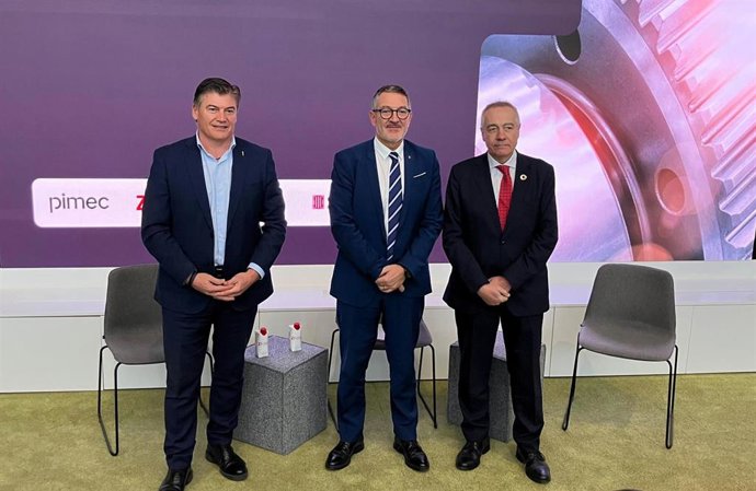 El presidente de Pimec, Antoni Cañete; el conseller de Empresa y Trabajo de la Generalitat, Miquel Sàmper, y el delegado especial del Estado en el CZFB, Pere Navarro.