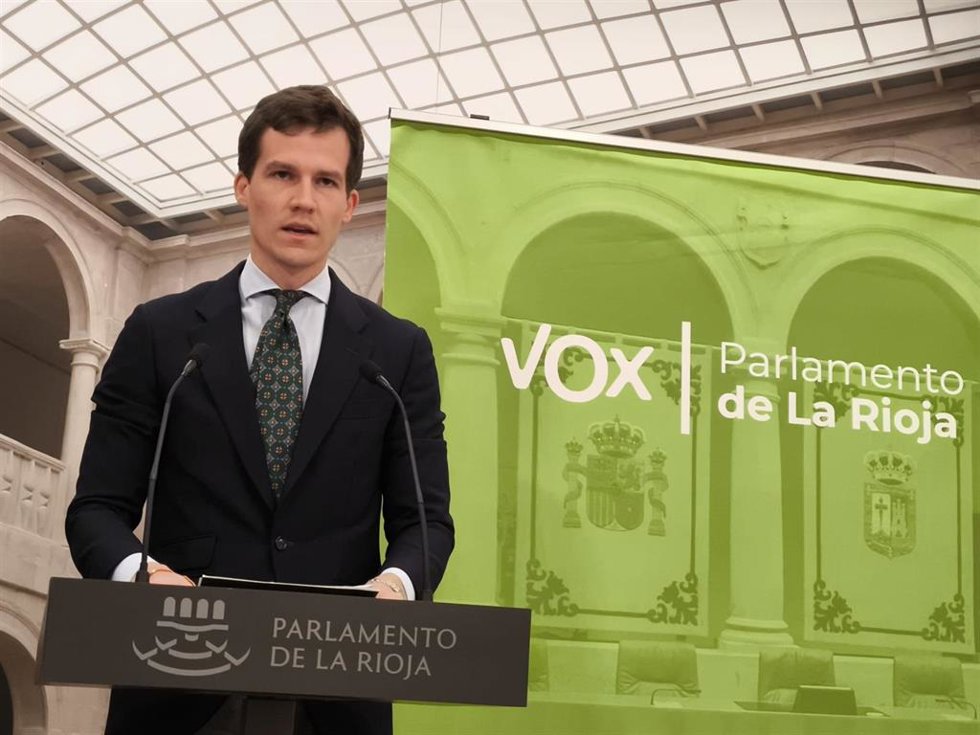 El portavoz del Grupo Parlamentario Vox, Ángel Alda, en comparecencia de prensa