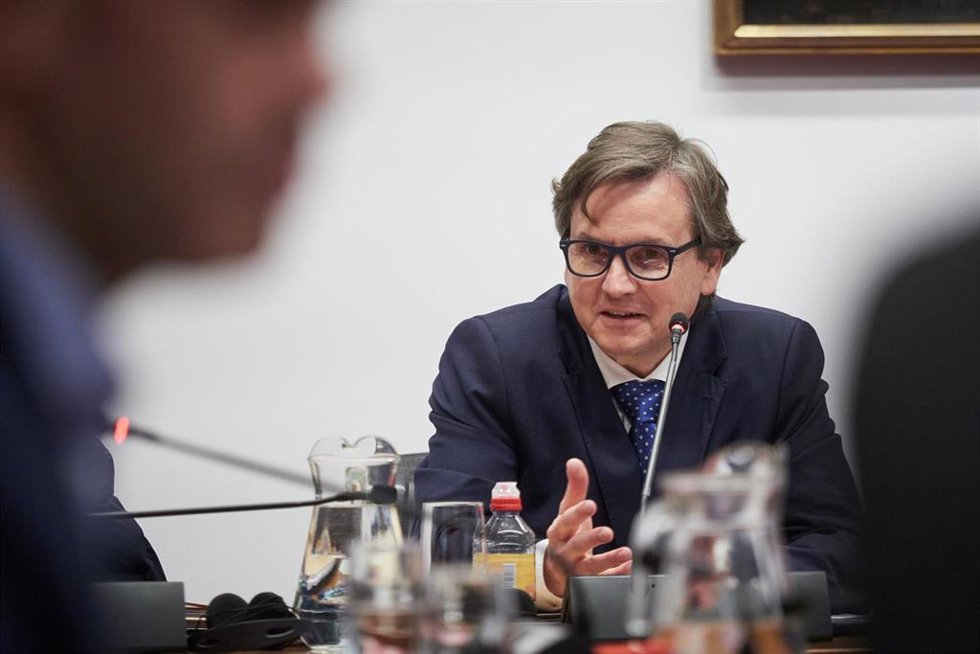 El exdirector general de Obras Públicas del Gobierno de Navarra Pedro López, comparece ante la Comisión de Investigación del Parlamento de Navarra sobre adjudicaciones públicas, a 4 de febrero de 2026, en Pamplona, Navarra (España). López Vera está cita
