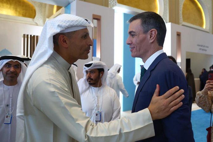 O presidente do Governo, Pedro Sánchez (à direita), durante a reunião anual do World Government Summit, em 3 de fevereiro de 2026, em Dubai (Emirados Árabes Unidos).