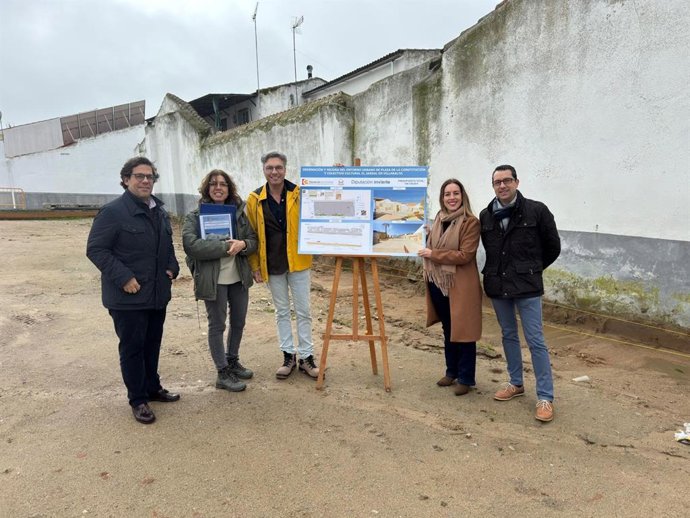 El delegado de Infraestructuras, Sostenibilidad y Agricultura de la Diputación de Córdoba, Andrés Lorite (centro), en su visita a Villaralto.
