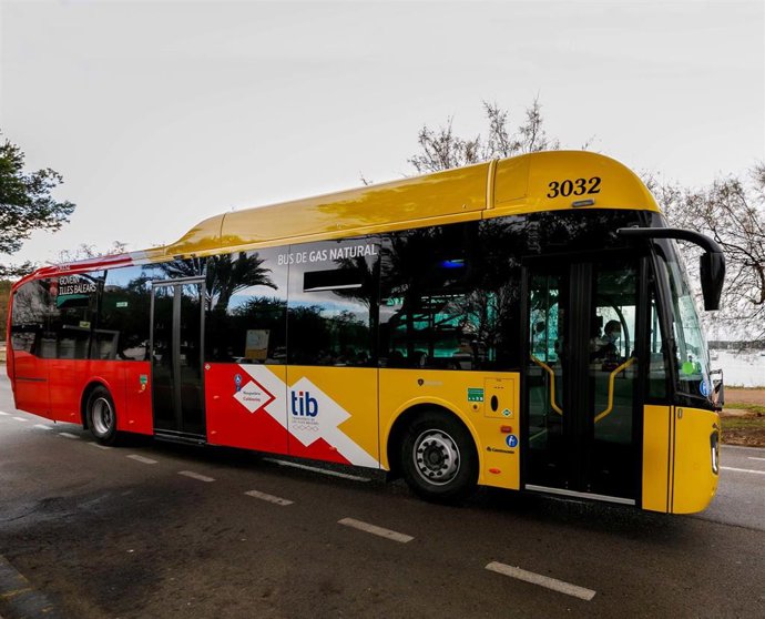 Archivo - Un autobús de la red interurbana TIB, en Mallorca.