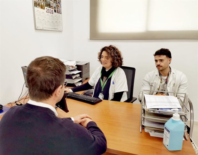 Un paciente recibe atención médica en una consulta de Oncología del Hospital de Valme.