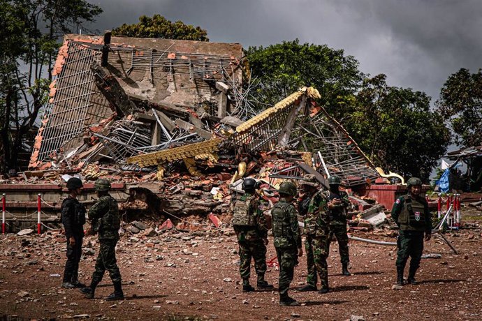 Archivo - Imagen de archivo de soldados ante un edificio alcanzado por un ataque en Tailandia.