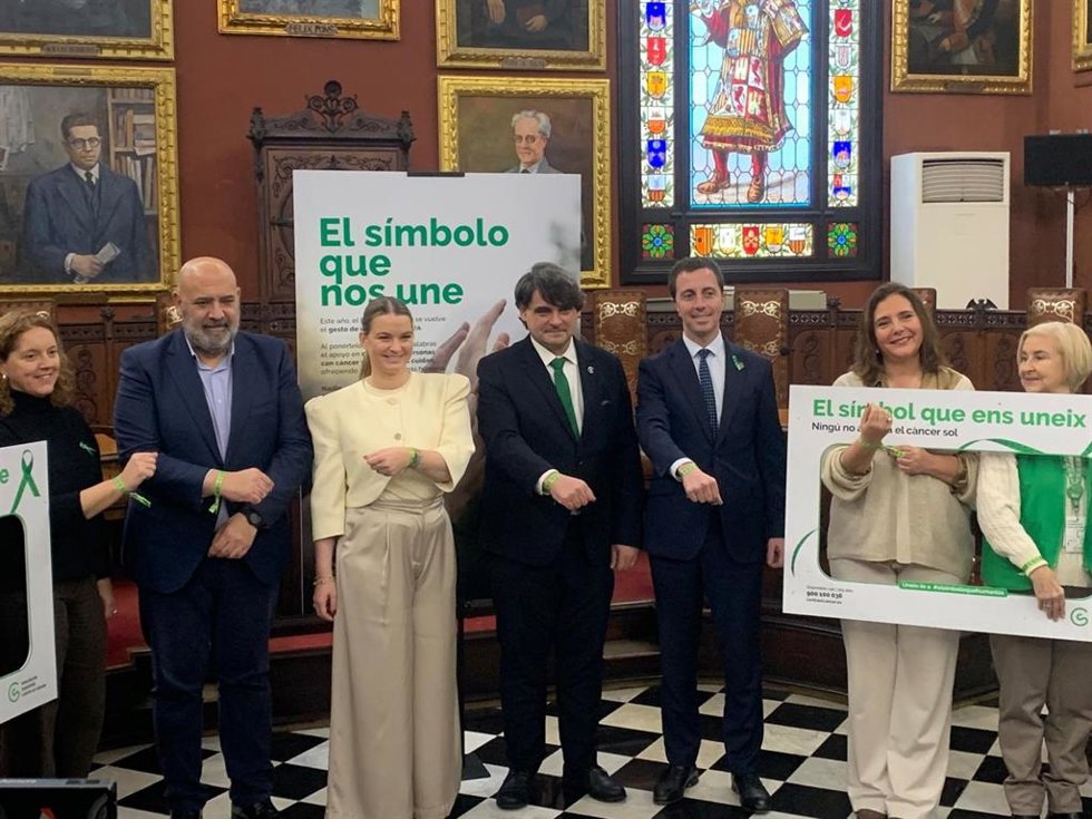 La presidenta del Govern, Marga Prohens , y el presidente de la AECC en Baleares, José Reyes, junto con otras autoridades en el lacto del Día Mundial Contra el Cáncer