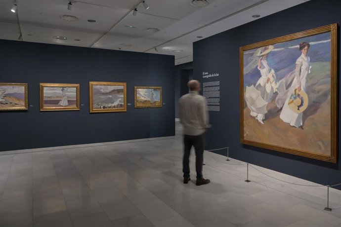 Archivo - Visitante contemplando la obra 'Paseo a orillas del mar', de Sorolla, en Fundación Bancaja.