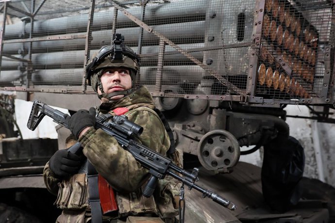 RÚSSIA, REPÚBLICA POPULAR DE DONETSK - 29 DE JANEIRO DE 2026: Um militar da 9ª brigada motorizada de infantaria da 51ª divisão do Exército do Distrito Militar do Sul do Grupo Central das Forças Armadas Russas realiza uma missão de combate, em