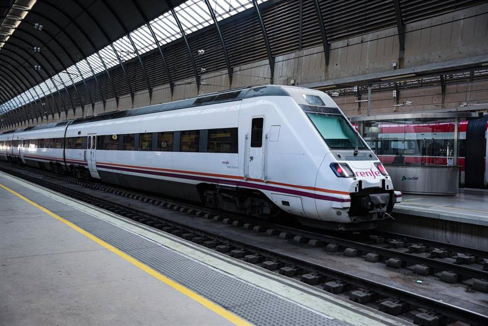 Tren en Estación de Sevilla-Santa Justa en imagen de archivo.