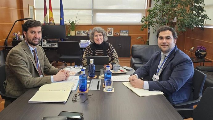 La consejera de Desarrollo Sostenible, Mercedes Gómez, con los representantes de la Real Federación Española de Asociaciones de Ganado Selecto.