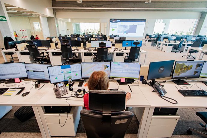 Archivo - Sala del CAT112 on reben les trucades d'emergència