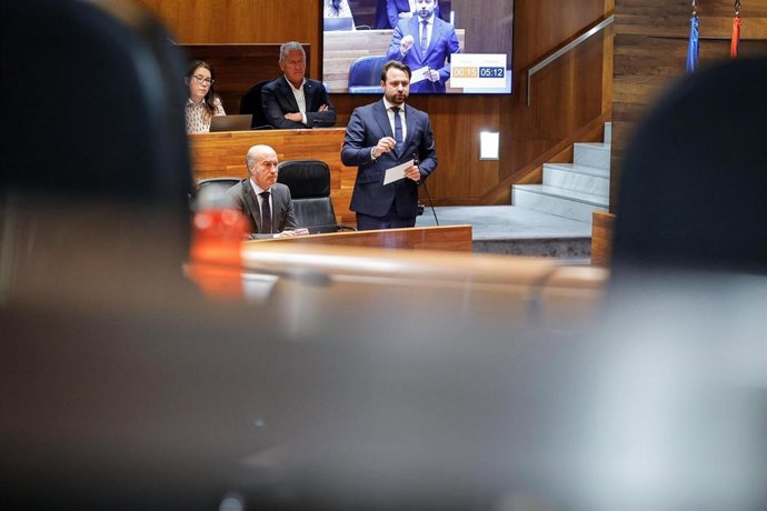 El portavoz del PP de Asturias, Álvaro Queipo, pregunta al presidente del Principado, Adrián Barbón, durante el Pleno de este miércoles en la Junta General del Principado.