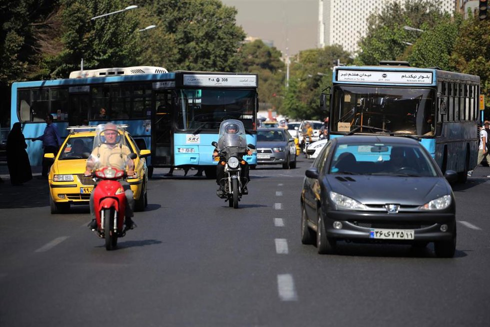 Archivo - Fotografía de archivo del tráfico en la avenida Yomhuri de la capital de Irán, Teherán