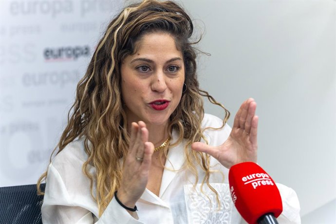 Archivo - Arquivo - A coordenadora geral do Sumar, Lara Hernández, durante uma entrevista para a Europa Press, em 13 de novembro de 2025, em Madri (Espanha). Lara Hernández iniciou sua carreira política como parte do movimento 15M e da marea granate em Be