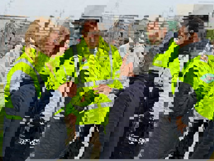 La alcalde de Huelva, Pilar Miranda, con los vecinos de Peguerillas