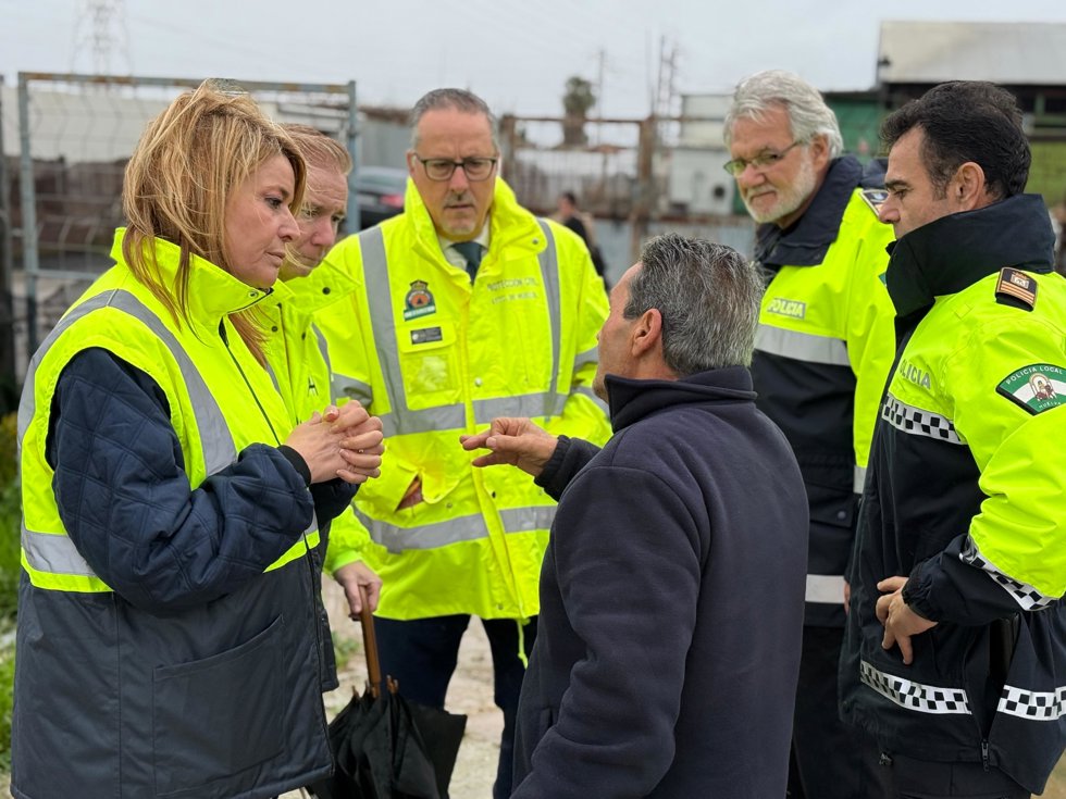 La alcalde de Huelva, Pilar Miranda, con los vecinos de Peguerillas