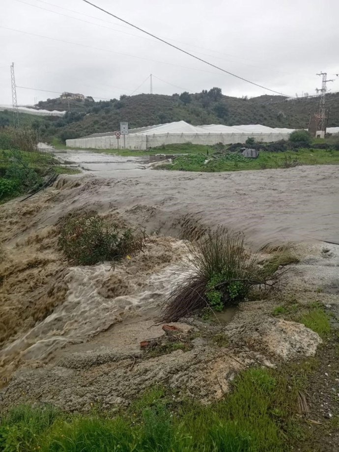 Cortados accesos a ríos, arroyos y varios caminos en Torrox por seguridad ciudadana