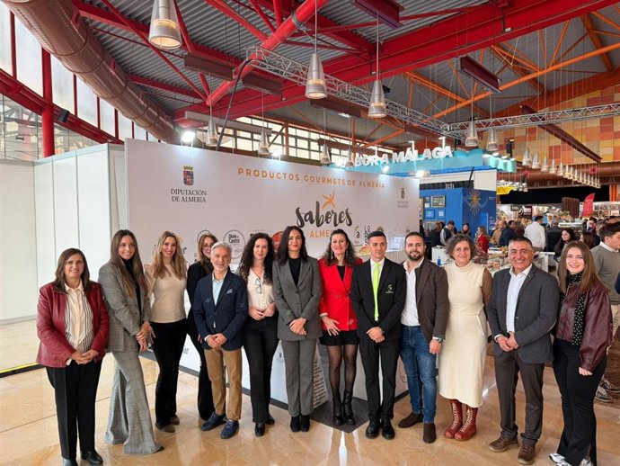 Representantes de la Diputación de Almería y de las empresas participantes, durante la presencia de la marca 'Sabores Almería' en el salón H&T de Málaga.