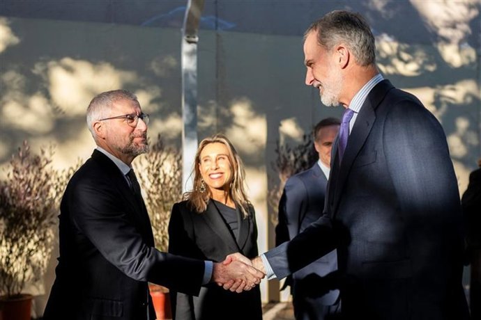 Saludo del Rey con el CEO de Davante, Gianpaolo Santorsola