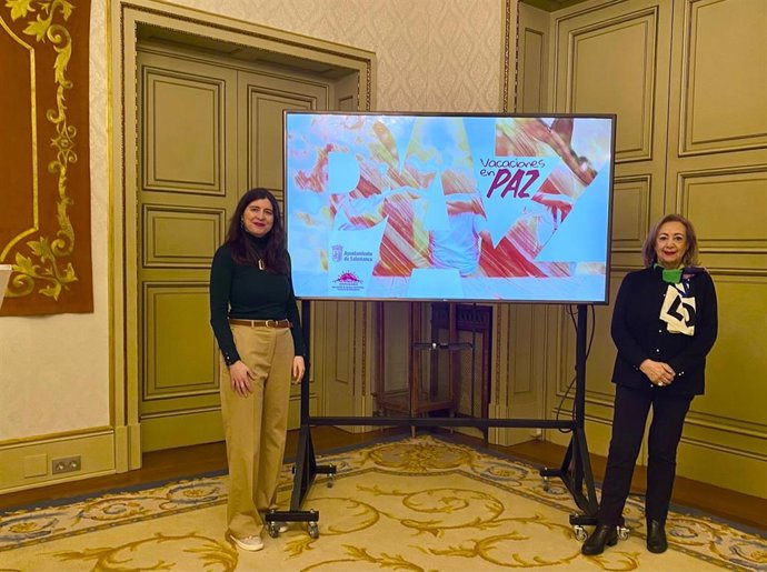 La Concejala De Familia E Igualdad De Oportunidades, Miryam Rodríguez (I), Y La Presidenta De AMPUSASA, Ángeles Giménez (D)