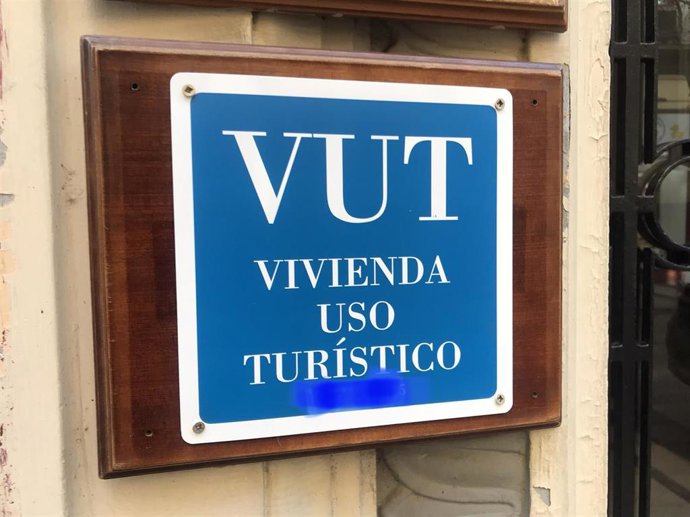 Archivo - Cartel de Vivienda de Uso Turístico (VUT)
