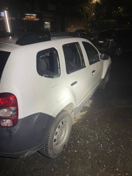 Vehículo con la ventanilla fracturada tras sufrir un robo en Coslada