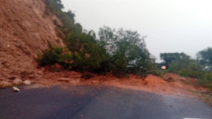 Carretera Cortes - Benaoján cortada al tráfico por desprendimiento