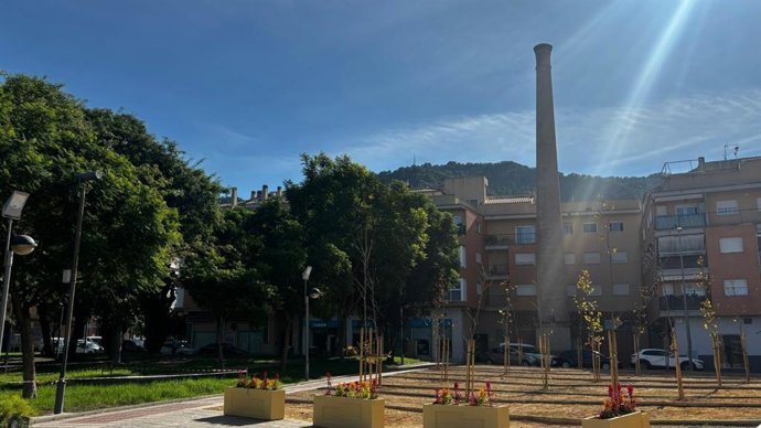 Chimenea de la antigua fábrica de licores Barceló, en la pedanía de Algezares