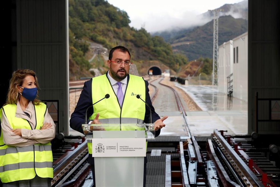 Archivo - El presidente del Principado, Adrián Barbón, tras el primer viaje en pruebas en tren por la variante ferroviaria de Pajares, desde La Robla a Campomanes.