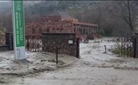 El río Aguas Blancas se desborda por la borrasca dificultando el acceso a Quéntar y Pinos Genil (Granada)
