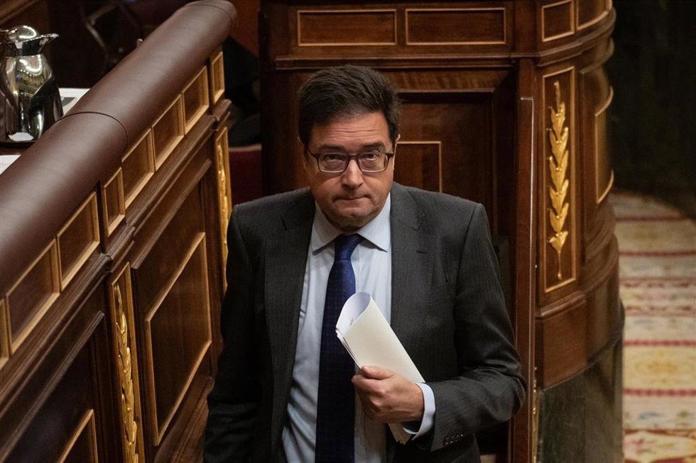 Archivo - El ministro para la Transformación Digital, Óscar López, durante una sesión plenaria en el Congreso, a 11 de diciembre de 2025, en Madrid (España). 