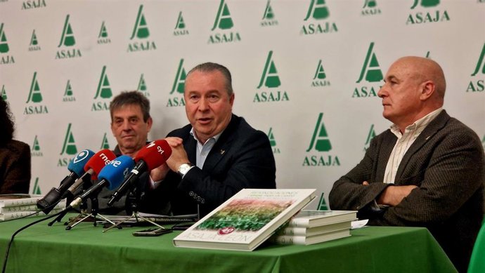 El presidente de Asaja Castilla y León, Donaciano Dujo, en la presentación del libro 'Reivindicaciones y servicios para un campo moderno y tecnológico', de José Antonio Turrado, secretario general de Asaja León (a su derecha).