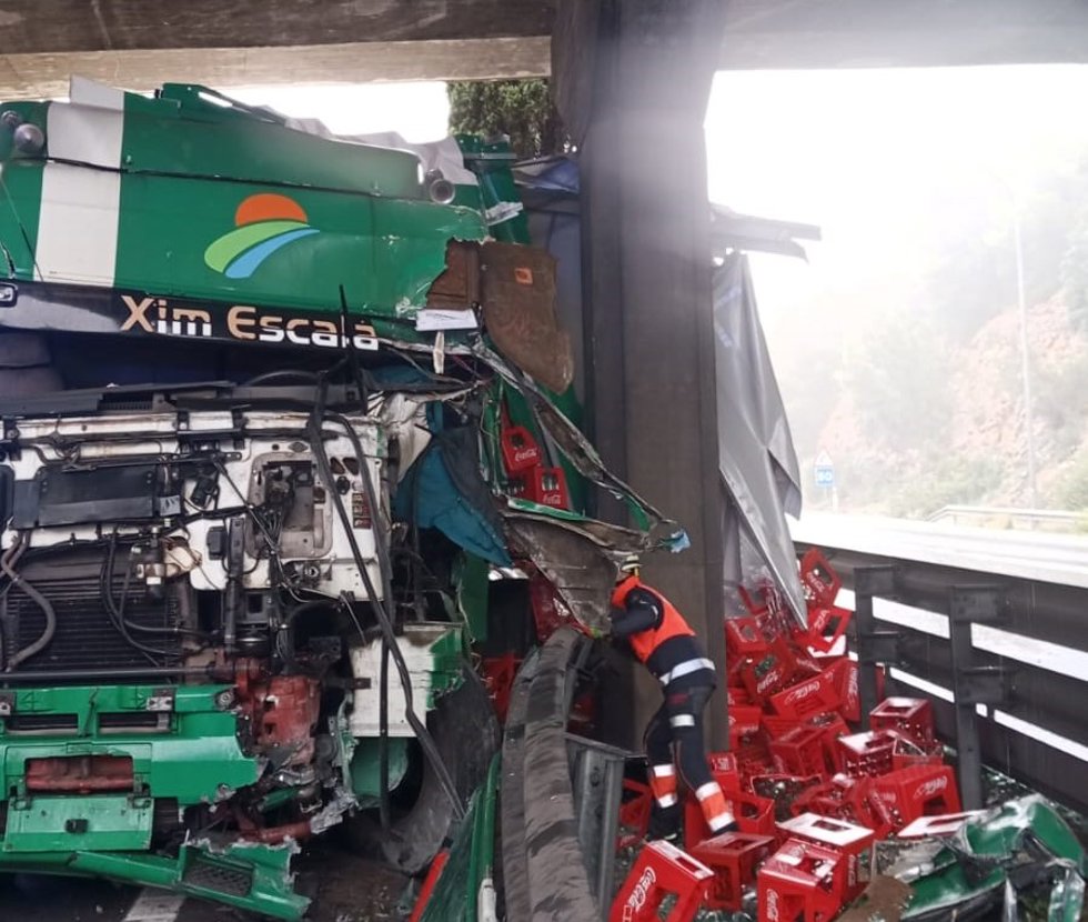 Camión accidentado en la autopista de Andratx.