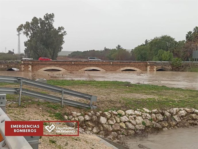 Río Cubillas en Deifontes a su paso por el puente de acceso a este municipio de Granada