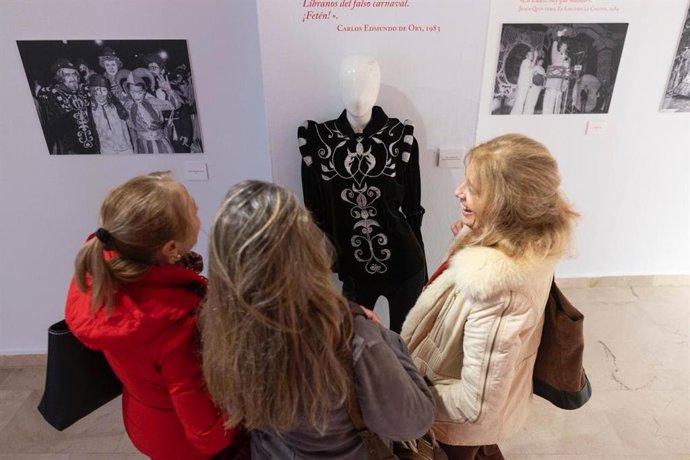 Tres personas visitan la exposición 'Historia del Pregón' en la sede de la Fundación Cajasol en Cádiz