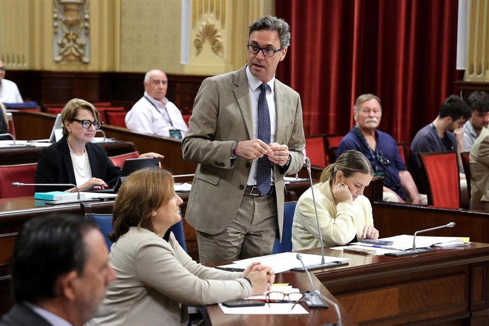 Archivo - El vicepresidente del Govern, Antoni Costa, durante una sesión de control al Govern balear.