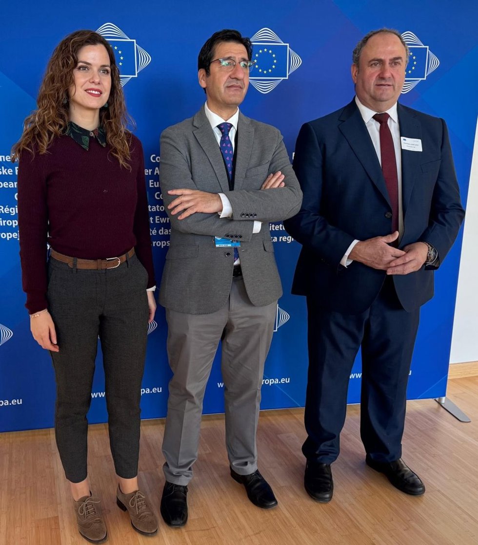 La directora general de Asuntos Europeos, Nazareth Rodrigo, el vicepresidente segundo de C-LM, José Manuel Caballero, y el consejero de Agricultura, Julián Martínez Lizán