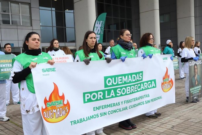 Enfermeras y fisioterapeutas se concentran frente al Hospital del Henares para denunciar la "precariedad" que sufren