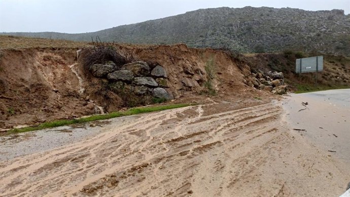MA-6401, de la A-367 a Cañete la Real afectada por el temporal
