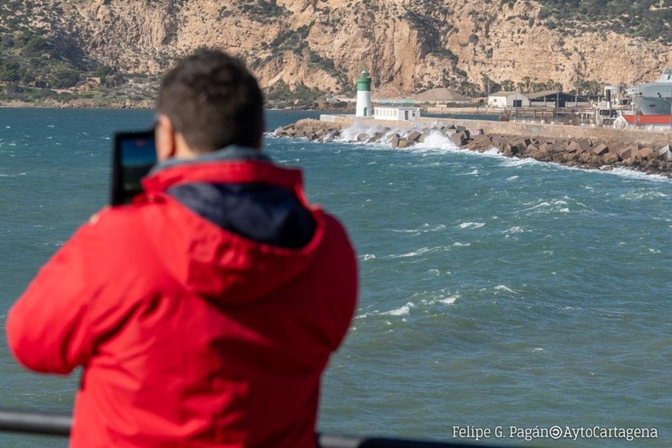 Archivo - Oleaje junto al Faro en el Puerto de Cartagena, fenómenos costeros, viento