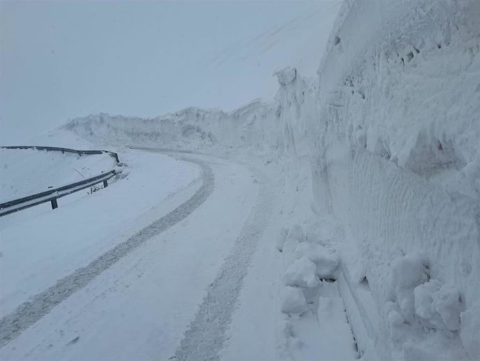 Una de las carreteras titularidad de la Diputación de León afectada por el temporal de nioeve este miércoles.