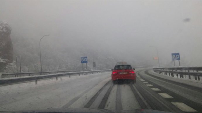 Archivo - AUTOPISTA DEL HUERNA (AP6)  cubierta de nieve, en pleno temporal