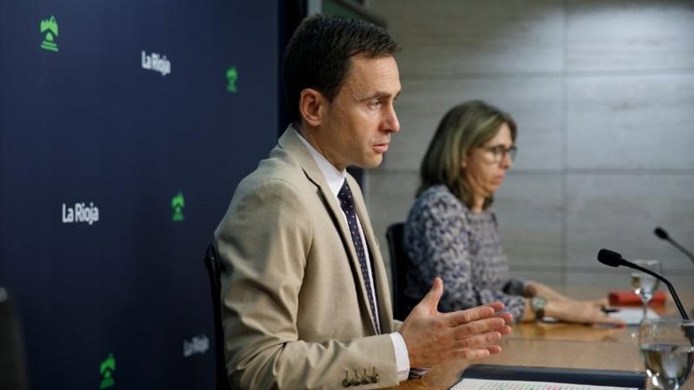 El consejero de Política Local, Infraestructuras y Lucha contra la Despoblación, Daniel Osés, acompañado de la directora general de Infraestructuras, Gema Álvarez, realiza un balance del servicio de transporte público durante 2025