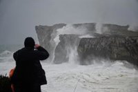 Aviso naranja este jueves por rachas de viento de hasta 80 km/h y temporal en la costa con olas de hasta 5 metros