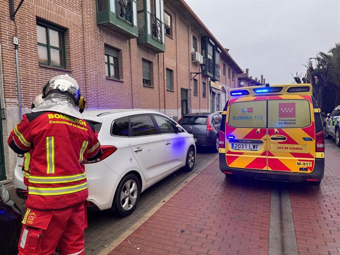 Ambulancia y un bombero de la Comunidad de Madrid en Sevilla la Nueva tras una agresión a una mujer en su vivienda
