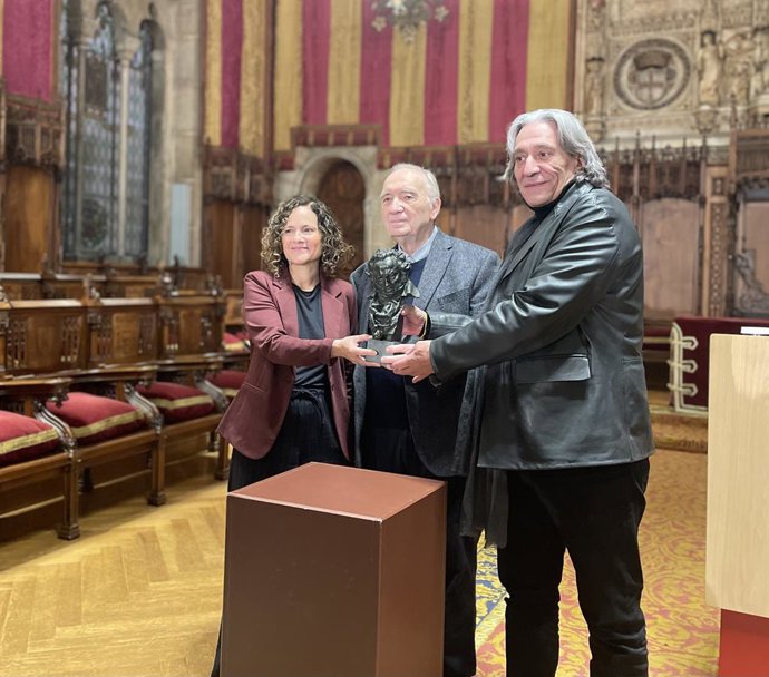 La consellera Sònia Hernández, Fernando Méndez-Leite i el regidor Xavier Marcé, en la presentació 
